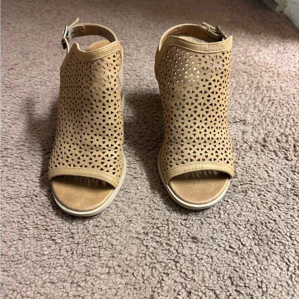 Universal Thread Tan Cutout Peep-Toe Heels